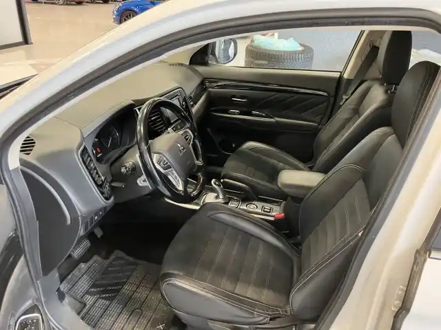 Valkoinen Maastoauto, Mitsubishi Outlander – BXE-677