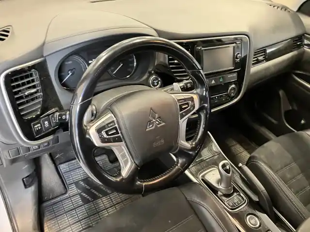 Valkoinen Maastoauto, Mitsubishi Outlander – BXE-677