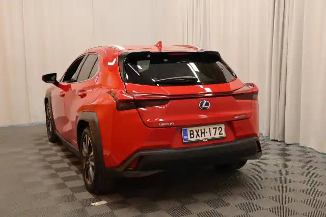 Punainen Viistoperä, Lexus UX – BXH-172