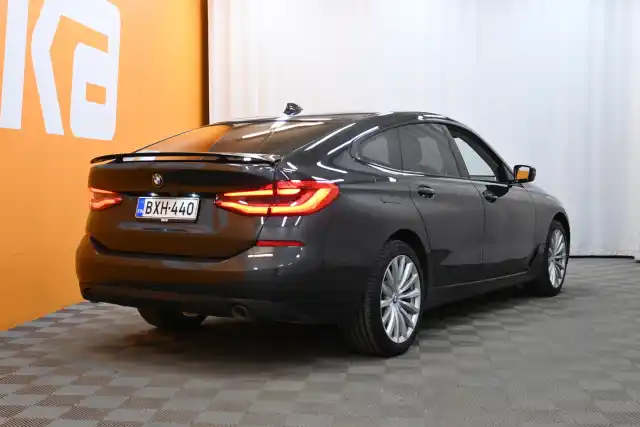 Harmaa Sedan, BMW 620 Gran Turismo – BXH-440