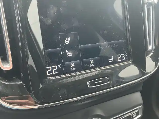 Harmaa Maastoauto, Volvo XC40 – BXK-223