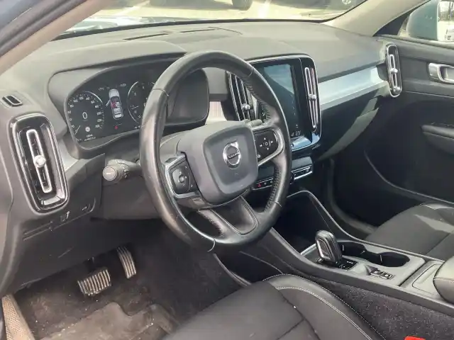 Harmaa Maastoauto, Volvo XC40 – BXK-223