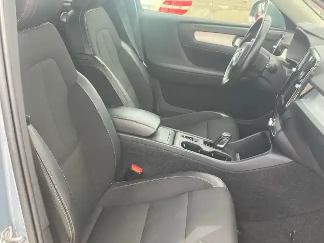 Harmaa Maastoauto, Volvo XC40 – BXK-223