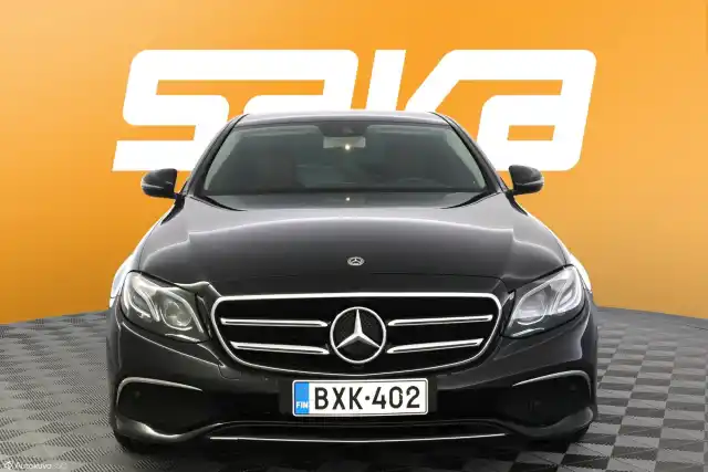 Musta Sedan, Mercedes-Benz E – BXK-402