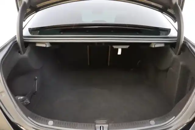 Musta Sedan, Mercedes-Benz E – BXK-402