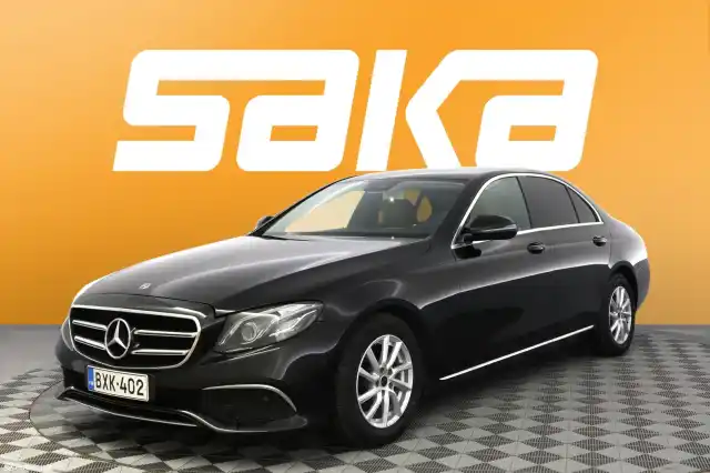 Musta Sedan, Mercedes-Benz E – BXK-402