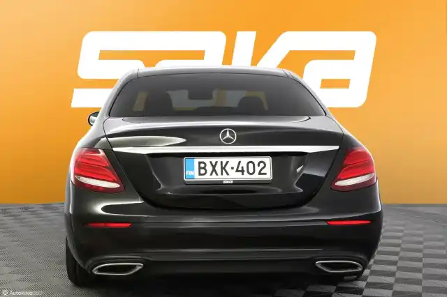 Musta Sedan, Mercedes-Benz E – BXK-402