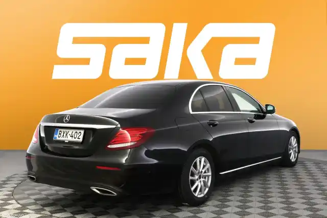 Musta Sedan, Mercedes-Benz E – BXK-402