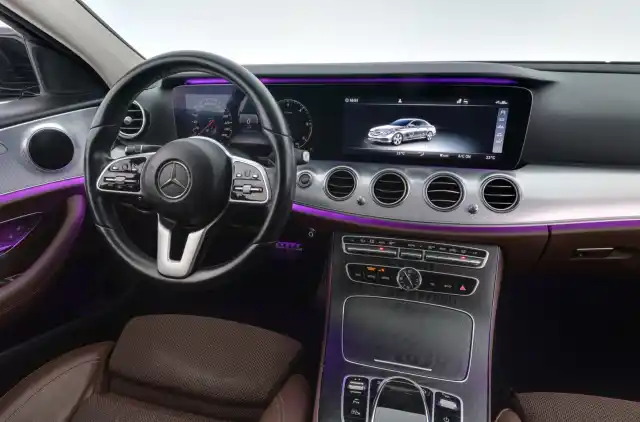 Musta Sedan, Mercedes-Benz E – BXK-402