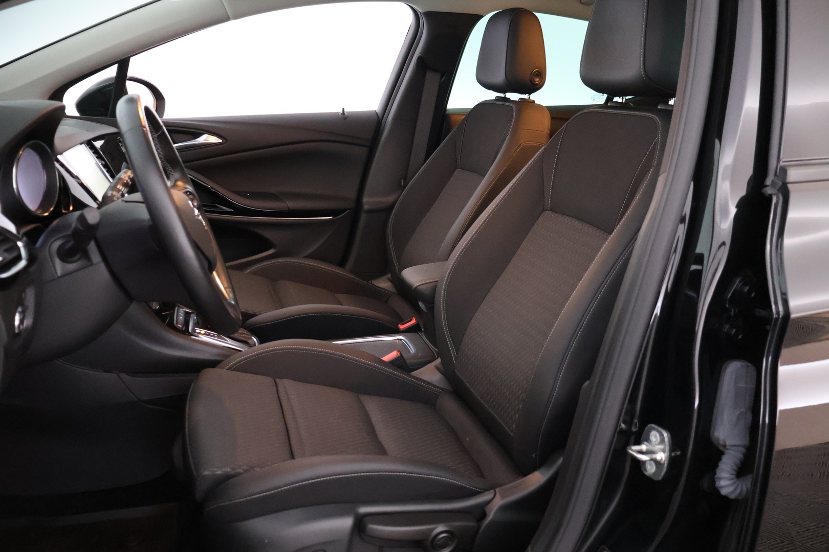 Musta Viistoperä, Opel Astra – BXL-376