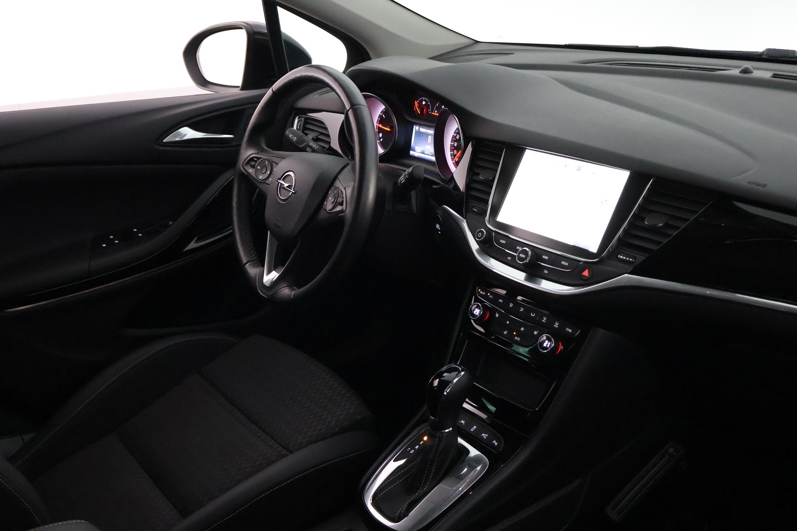 Musta Viistoperä, Opel Astra – BXL-376