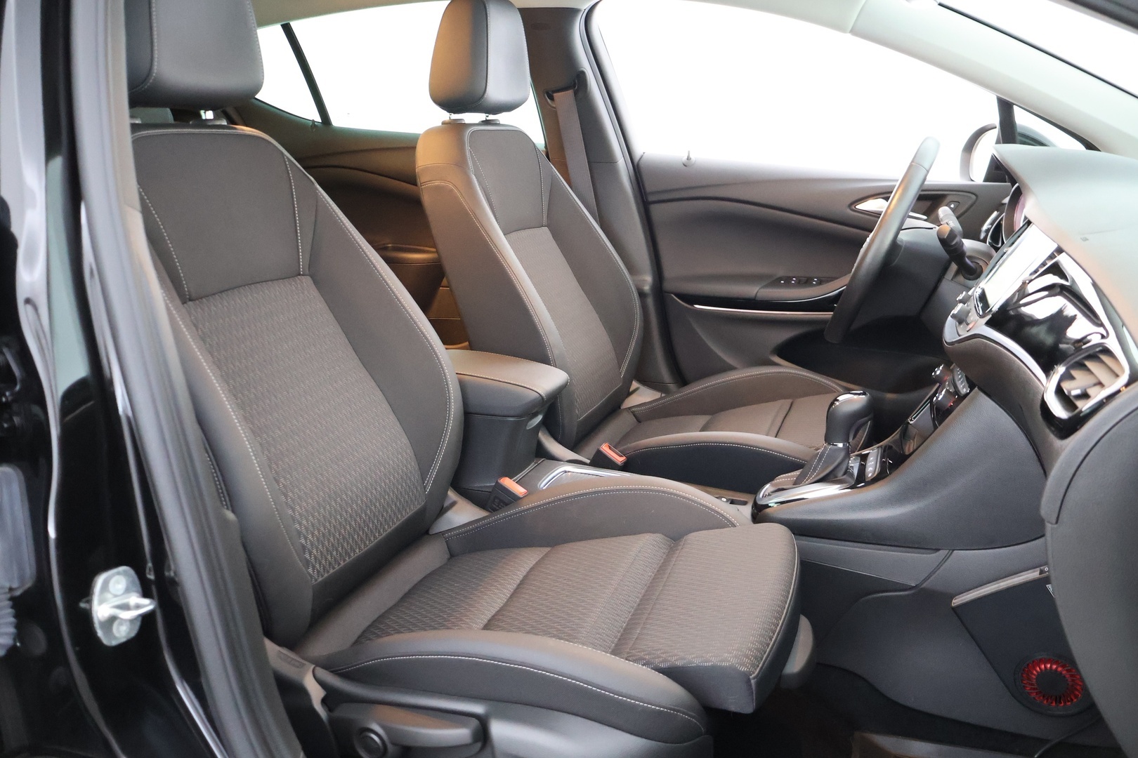Musta Viistoperä, Opel Astra – BXL-376