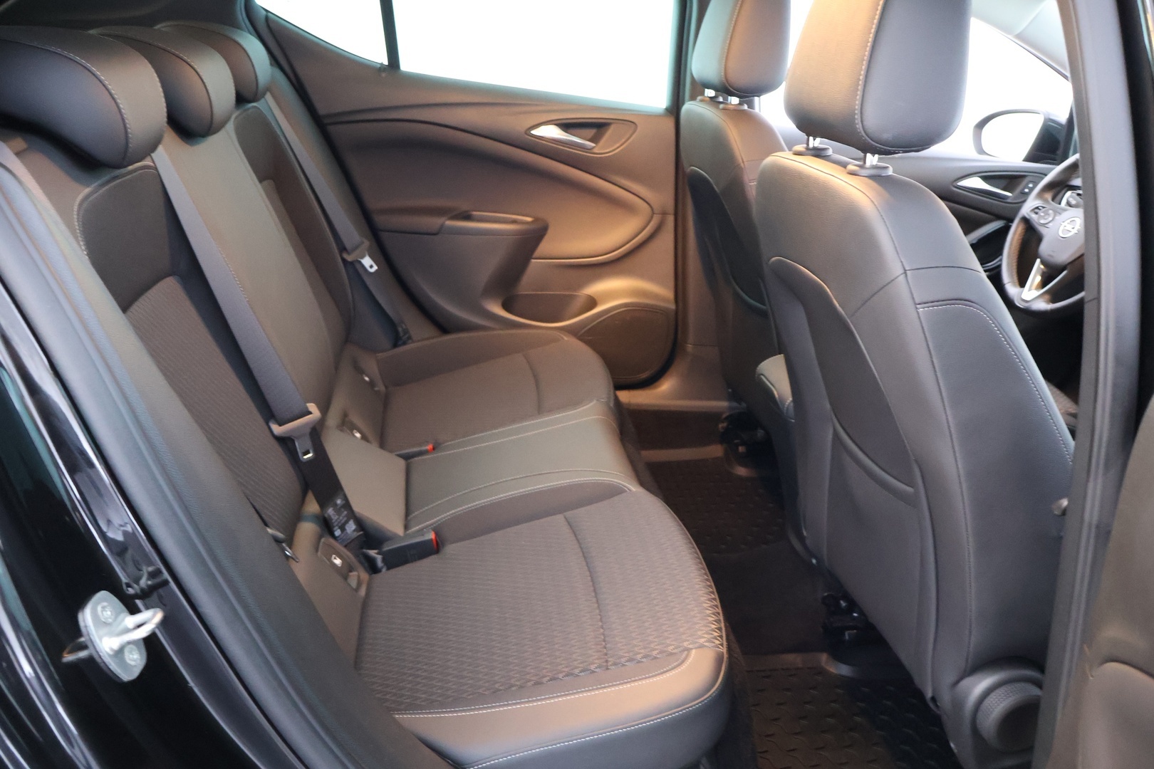 Musta Viistoperä, Opel Astra – BXL-376