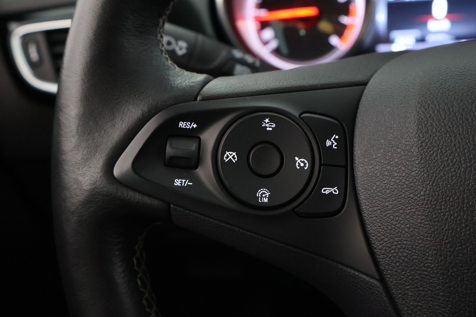 Musta Viistoperä, Opel Astra – BXL-376