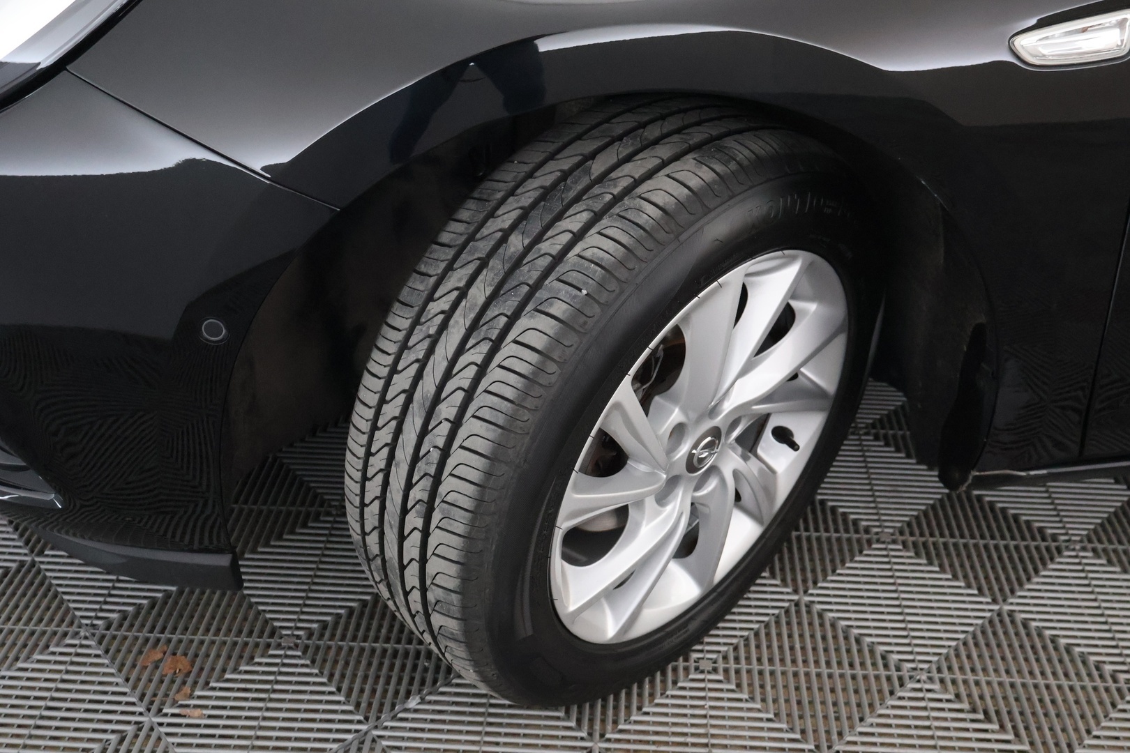 Musta Viistoperä, Opel Astra – BXL-376