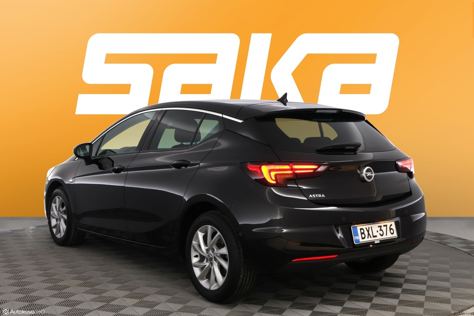 Musta Viistoperä, Opel Astra – BXL-376