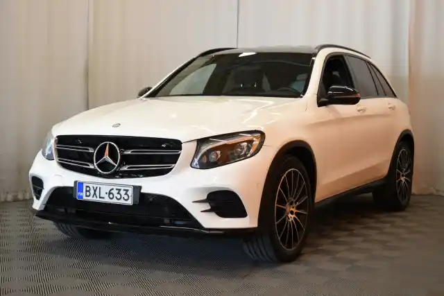 Valkoinen Maastoauto, Mercedes-Benz GLC – BXL-633