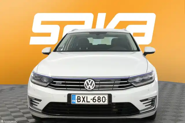 Valkoinen Farmari, Volkswagen Passat – BXL-680