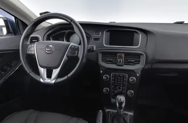 Harmaa Viistoperä, Volvo V40 – BXN-565