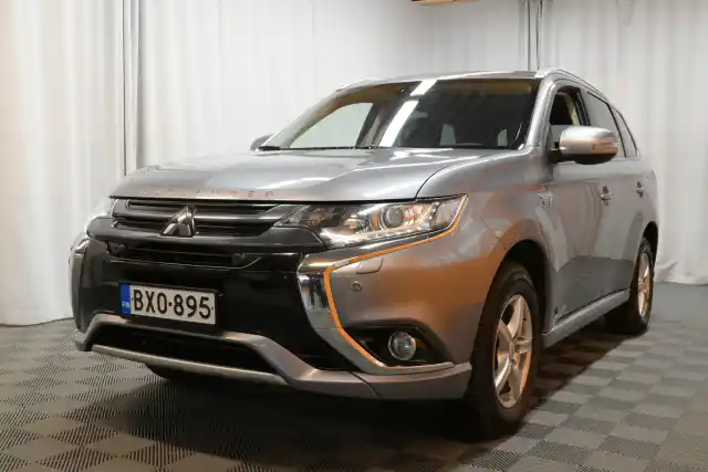 Harmaa Maastoauto, Mitsubishi Outlander PHEV – BXO-895