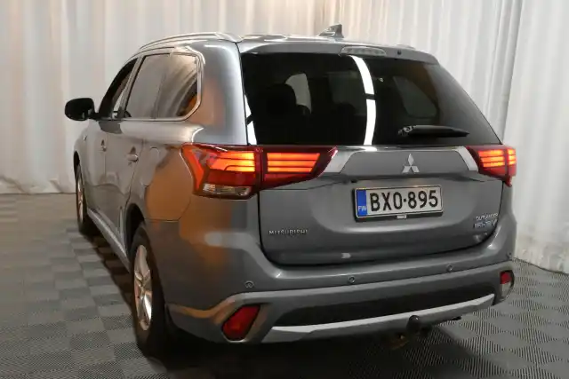 Harmaa Maastoauto, Mitsubishi Outlander PHEV – BXO-895