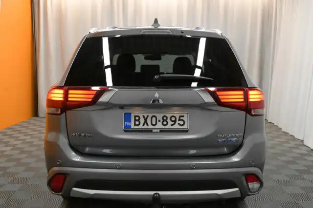 Harmaa Maastoauto, Mitsubishi Outlander PHEV – BXO-895