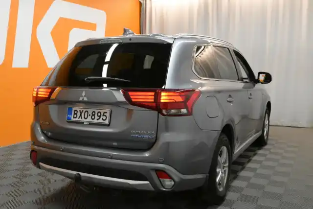 Harmaa Maastoauto, Mitsubishi Outlander PHEV – BXO-895