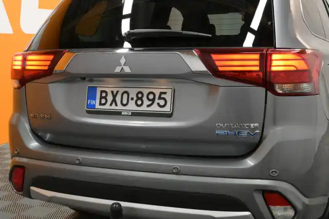 Harmaa Maastoauto, Mitsubishi Outlander PHEV – BXO-895