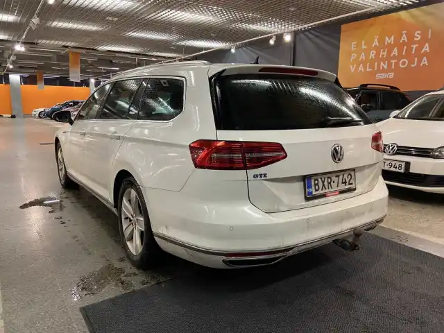 Valkoinen Farmari, Volkswagen Passat – BXR-742