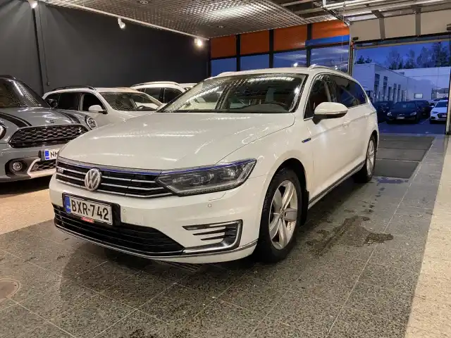 Valkoinen Farmari, Volkswagen Passat – BXR-742