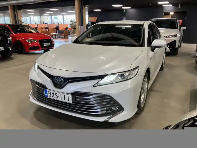 Valkoinen Sedan, Toyota Camry – BXS-111