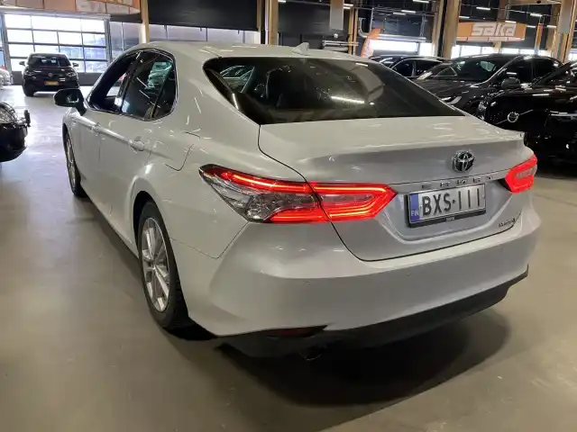 Valkoinen Sedan, Toyota Camry – BXS-111