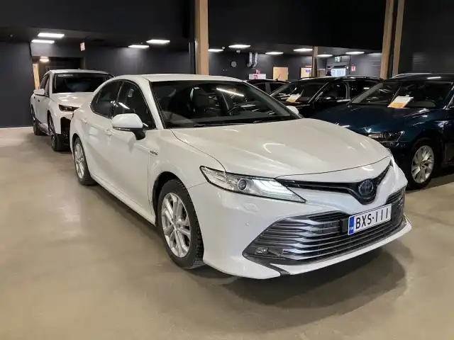 Valkoinen Sedan, Toyota Camry – BXS-111