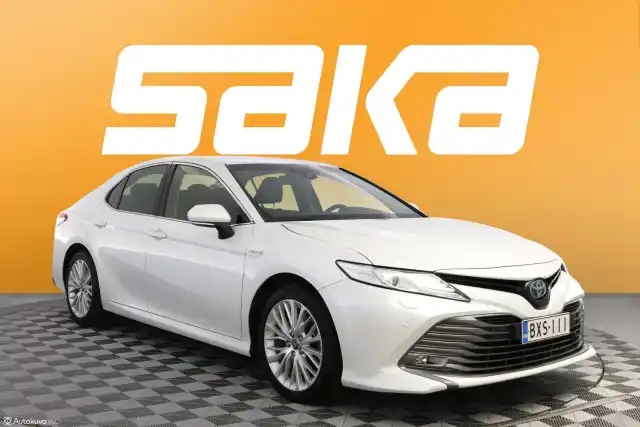 Valkoinen Sedan, Toyota Camry – BXS-111