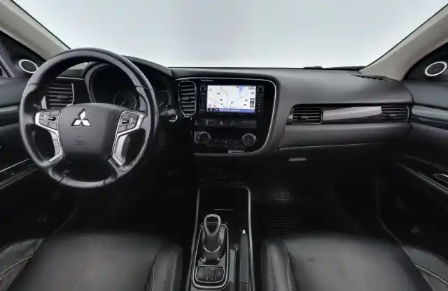 Punainen Farmari, Mitsubishi OUTLANDER PHEV – BXT-830