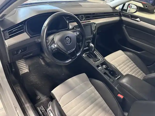 Valkoinen Farmari, Volkswagen Passat – BXU-154