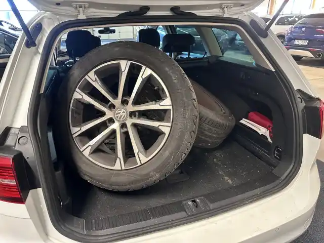 Valkoinen Farmari, Volkswagen Passat – BXU-154