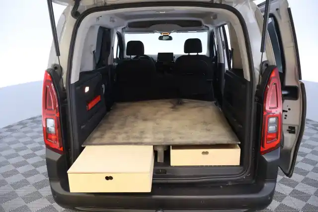 Ruskea Tila-auto, Citroen Berlingo – BXU-582