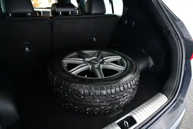 Harmaa Maastoauto, Kia Sportage – BXU-731