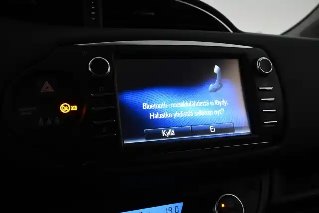 Punainen Viistoperä, Toyota Yaris – BXV-438