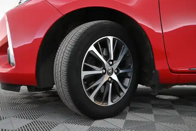 Punainen Viistoperä, Toyota Yaris – BXV-438
