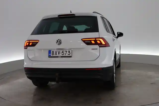 Valkoinen Maastoauto, Volkswagen Tiguan – BXV-573