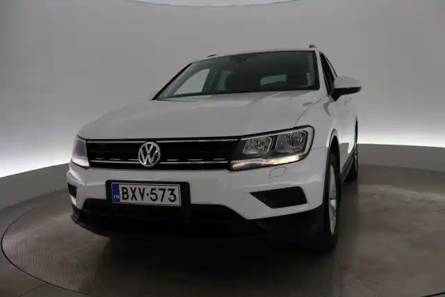 Valkoinen Maastoauto, Volkswagen Tiguan – BXV-573