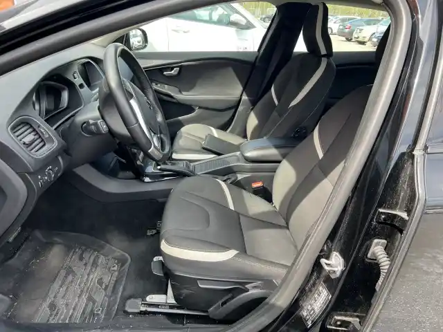 Musta Viistoperä, Volvo V40 – BXZ-200