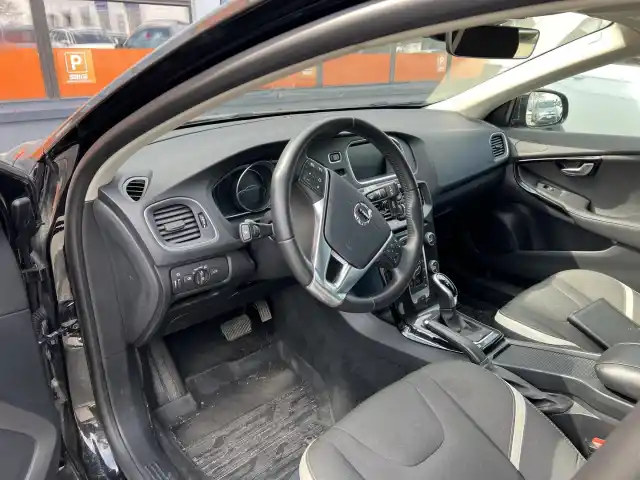 Musta Viistoperä, Volvo V40 – BXZ-200
