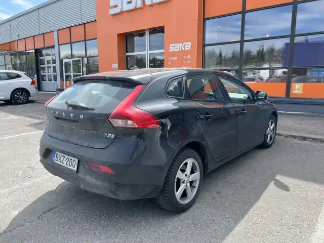 Musta Viistoperä, Volvo V40 – BXZ-200