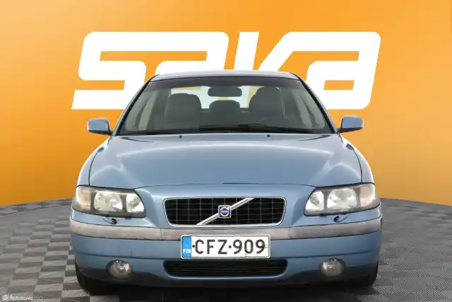 Sininen Sedan, Volvo S60 – CFZ-909