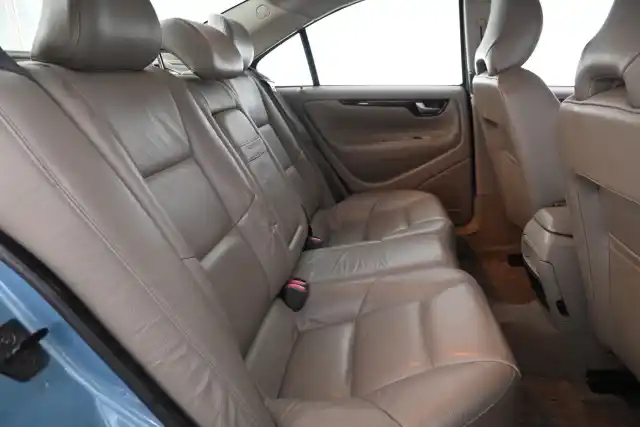 Sininen Sedan, Volvo S60 – CFZ-909