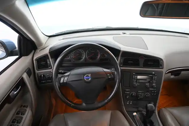 Sininen Sedan, Volvo S60 – CFZ-909