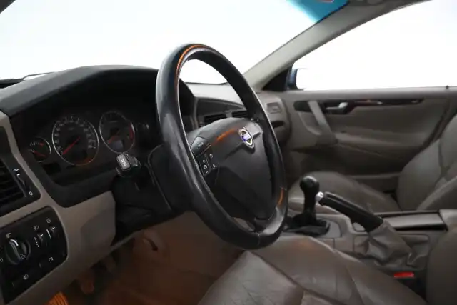Sininen Sedan, Volvo S60 – CFZ-909